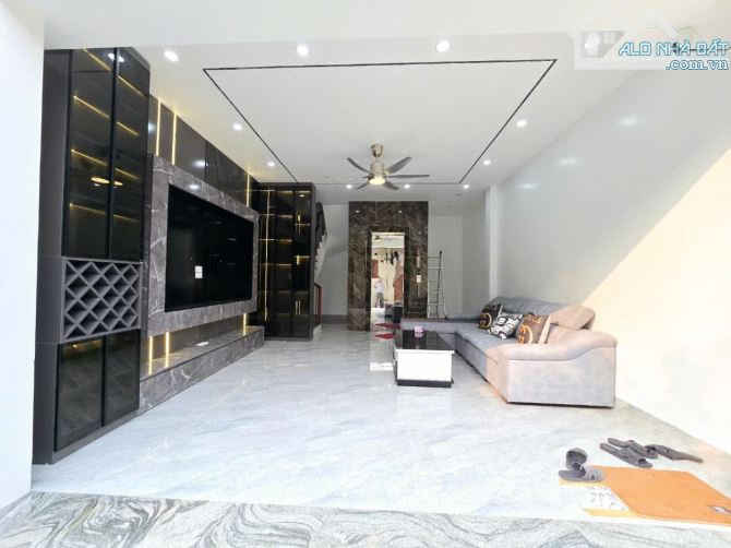 BÁN NHÀ  PHỐ ĐÀM QUANG TRUNG, LONG BIÊN, Diện tích 40m2, mt 4.5,  giá chào 8,6 tỷ.