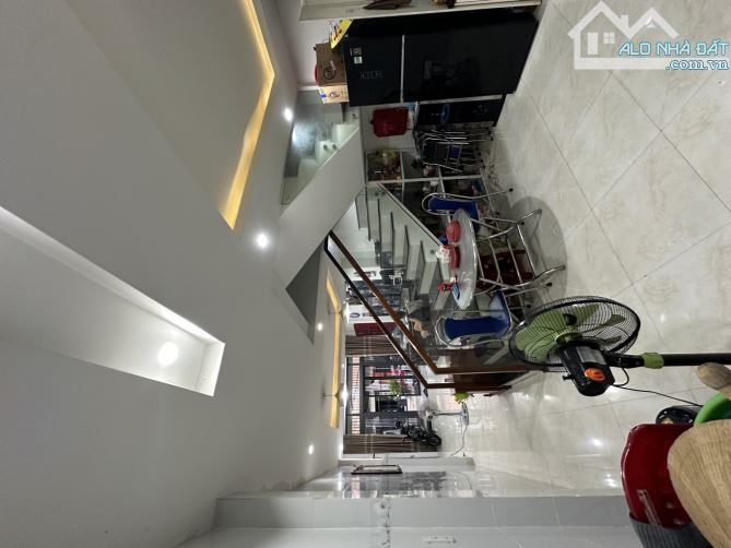 BÁN NHANH NHÀ 3 TẦNG, ĐẸP, MẶT TIỀN HÒA MINH TRUNG TÂM LIÊN CHIỂU. 4.730 TỶ TL