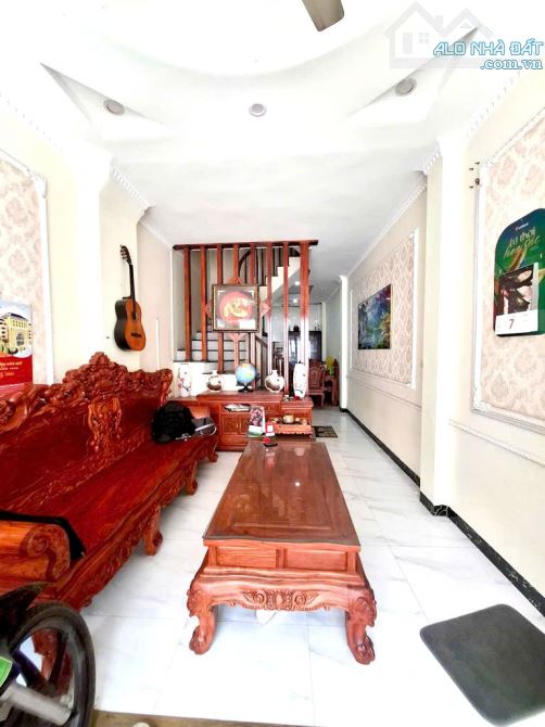 NHÀ ĐẸP LONG BIÊN - 41 M², 4 TẦNG, 4 NGỦ, HƠN 7 TỶ - FULL NỘI THẤT - Ô TÔ ĐỖ CỬA