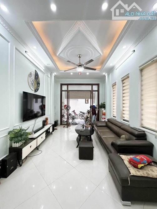 Hiếm - Chỉ 7.x tỷ có nhà Phạm Văn Đồng,5 tầng mt 3.8,1 nhà ra ô tô,sát công viên Hoà Bình