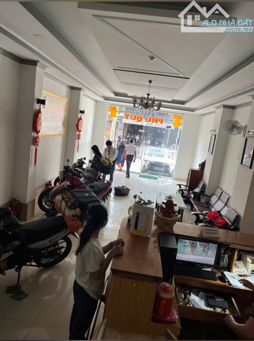 BÁN NHÀ NGHỈ MẶT TIỀN THỦ KHOA HUÂN- PHAN THIẾT  - Vị trí: Nhà nằm mặt tiền đường TKH