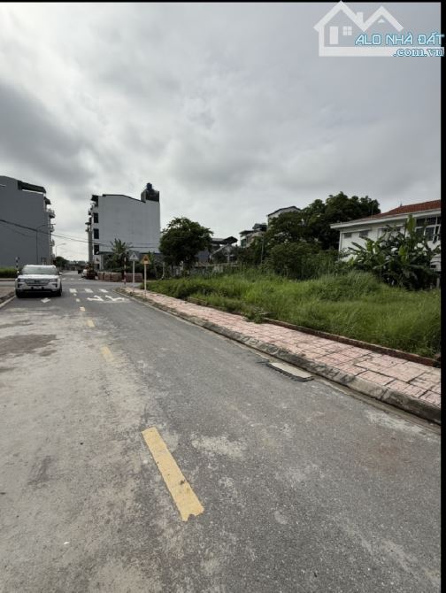 19.3 Tỷ/ 97 m2/ 5 M tiền/ Phân Lô Vỉa hè / Hoa Động