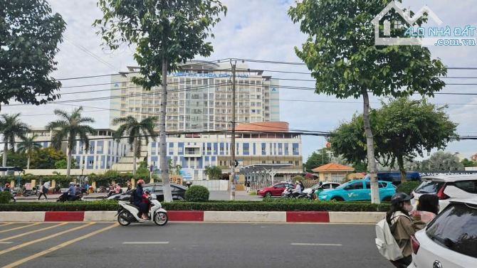 Giá 14,7 tỷ. Bán nhà 5 tầng mặt tiền đường Đồng Khởi gần bệnh viện Đồng Nai. 4,1x23m