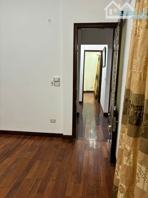 Cho thuê nhà riêng 4 tầng 3 mặt thoáng phố Bùi Ngọc Dương, Thanh Nhàn.