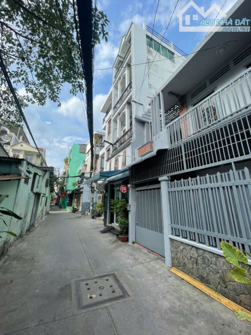 Hàng ngon nhà diện tích khủng ngang 6.7 dài 17m chỉ gần 13tỷ đường CMT8 quận 10