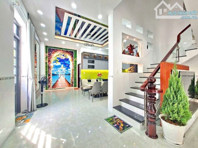 NHÀ 4 LẦU 2 MẶT TIỀN ĐƯỜNG THOÁNG MÁT.NGANG 10,5M THỊ TRẤN NHÀ BÈ - HUỲNH TẤN PHÁT