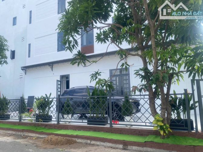 NHÀ 4 LẦU 2 MẶT TIỀN ĐƯỜNG THOÁNG MÁT.NGANG 10,5M THỊ TRẤN NHÀ BÈ - HUỲNH TẤN PHÁT - 10