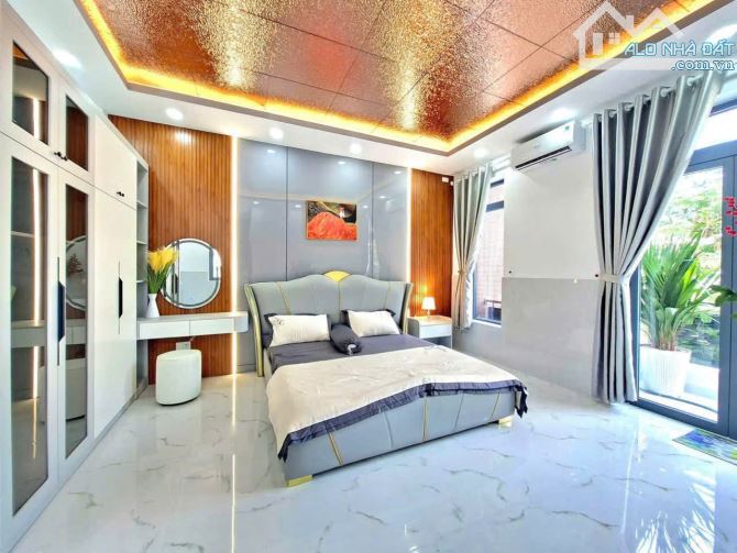 NHÀ 4 LẦU 2 MẶT TIỀN ĐƯỜNG THOÁNG MÁT.NGANG 10,5M THỊ TRẤN NHÀ BÈ - HUỲNH TẤN PHÁT - 11