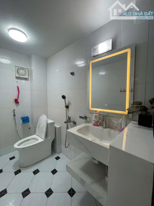 Bán nhà phố dịch vọng cầu giấy 40m2 x 5 tần gần phố giá 10tỷ290 - 1