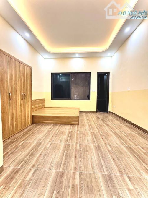 Cần bán nhà phố Hoàng Hoa Thám 32 m2 3 tầng 4,4m mặt tiền