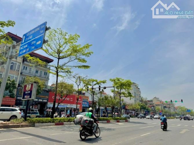 Đẹp nhất mặt phố Ngô gia tự, Kinh doanh sầm uất, 2 mặt tiền, Dt 100m2 - MT 4.6m - 1