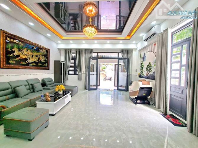 NHÀ 4 LẦU 2 MẶT TIỀN ĐƯỜNG THOÁNG MÁT.NGANG 10,5M THỊ TRẤN NHÀ BÈ - HUỲNH TẤN PHÁT - 12