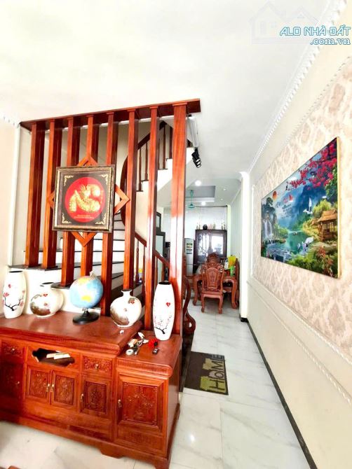 NHÀ ĐẸP LONG BIÊN - 41 M², 4 TẦNG, 4 NGỦ, HƠN 7 TỶ - FULL NỘI THẤT - Ô TÔ ĐỖ CỬA - 2