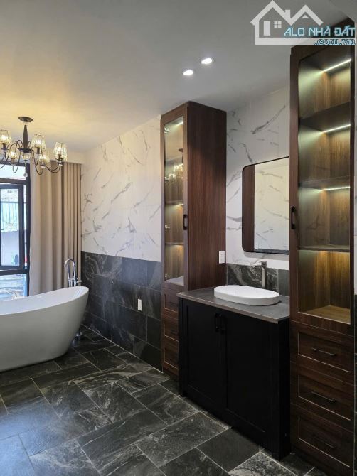 Bán căn nhà xây mới 5 tầng thang máy độc lập hai bà trưng lê chân . Diện tích 64m - 2