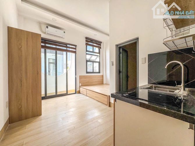 Tòa CHDV đường 8m,có hầm,thang máy, 10m x 30m,DTSD 2400m2,41 phòng ,khoán 300tr/tháng - 2