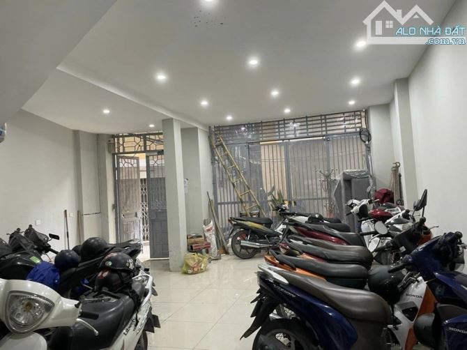 Tòa CCMN phố Trần Duy Hưng- Cầu Giấy, Ngõ thông- Mặt tiền rộng- Chỉ 200tr/m2 - 2
