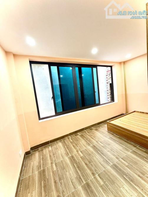 Cần bán nhà phố Hoàng Hoa Thám 32 m2 3 tầng 4,4m mặt tiền