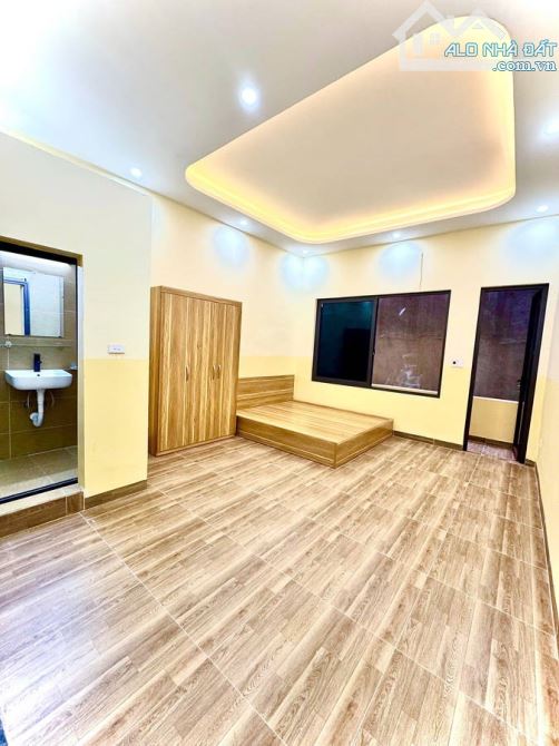 Cần bán nhà phố Hoàng Hoa Thám 32 m2 3 tầng 4,4m mặt tiền