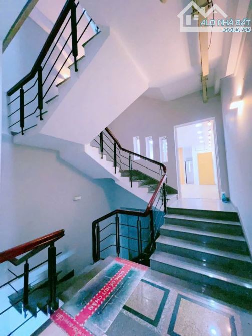 Giá 14,7 tỷ. Bán nhà 5 tầng mặt tiền đường Đồng Khởi gần bệnh viện Đồng Nai. 4,1x23m - 4