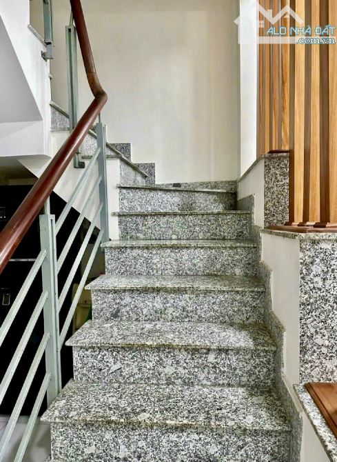 🏡 BÁN NHÀ GẦN CHỢ ĐẦU MỐI HÓC MÔN – DT 4x18m – 2 LẦU – NỘI THẤT GỖ QUÝ – GIÁ CHỈ 5.4 TỶ - 4