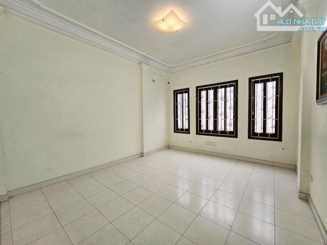BÁN NHÀ NGÕ 99 NGUYỄN CHÍ THANH, PHÂN LÔ BÀN CỜ, Ô TÔ VÀO NHÀ, 42m 5T MT 4,2m 15,7 tỷ. - 6