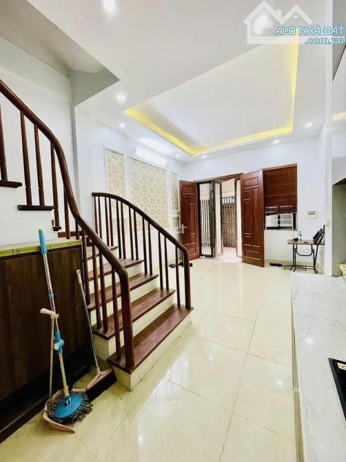 Đường Láng Đống Đa -Lô góc 2 thoáng nội thất  ngõ thông sổ vuông 35m² 5 tầng giá 7.6 tỷ - 1