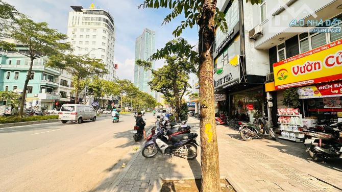 Bán nhà mặt phố Đào Tấn vỉa hè 6m mặt tiền trên 5m 60m2 giá 37 tỷ