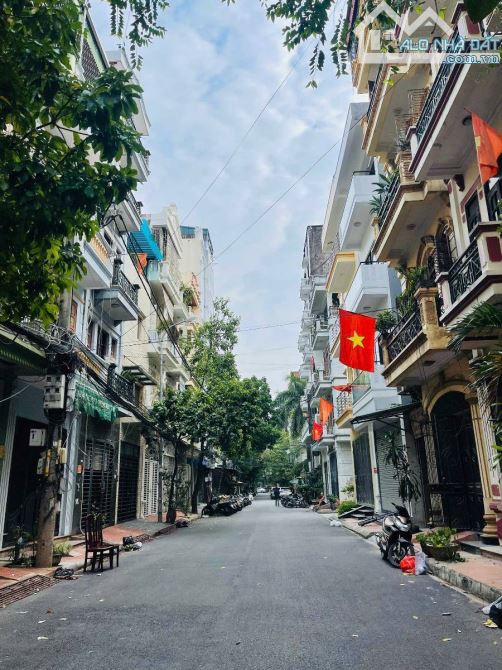 BÁN NHÀ NGUYỄN CẢNH DỊ . KHU ĐÔ THỊ ĐẠI KIM . Ô TÔ PHÂN LÔ VỈA HÈ . GIÁ 24 TỶ. NHÀ 5 TẦNG