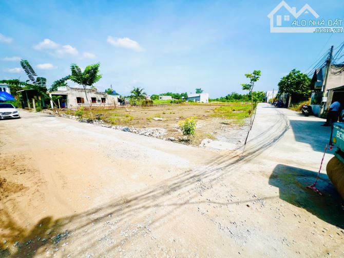 Bán lô góc gai mặt tiền đường 8m gần thị trấn đức hoà giá 3,3 tỷ