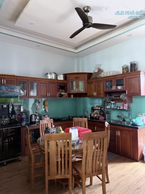Gấp bán nhà 3 tầng, Đặng Văn Bi, Thủ Đức. giá 7 tỷ, dt 70m2.