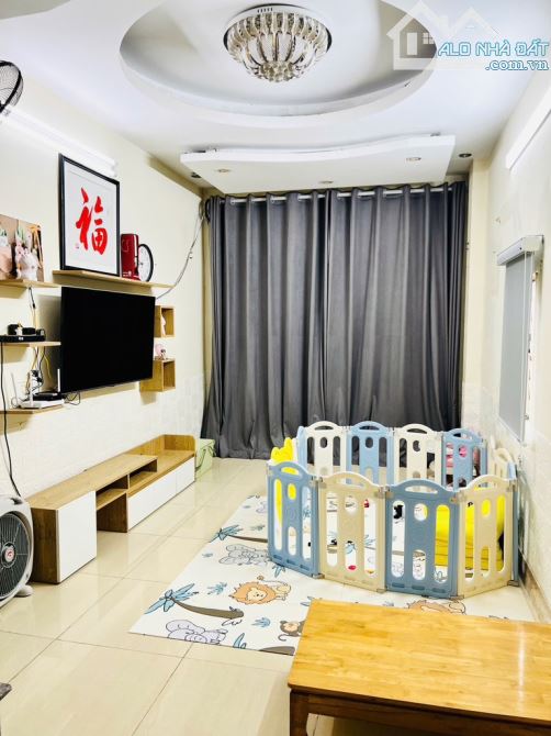Cần bán nhà phố Bồ Đề, Long Biên 34m, 5 tầng. mặt tiền 3.7m, giá 5.95 tỷ.