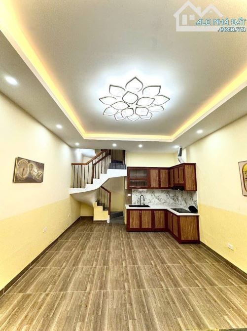 BÁN GẤP NHÀ BA ĐÌNH - PHỐ HOÀNG HOA THÁM - GẦN Ô TÔ - GIAO THÔNG THUẬN TIỆN - TIỆN ÍCH VÔ