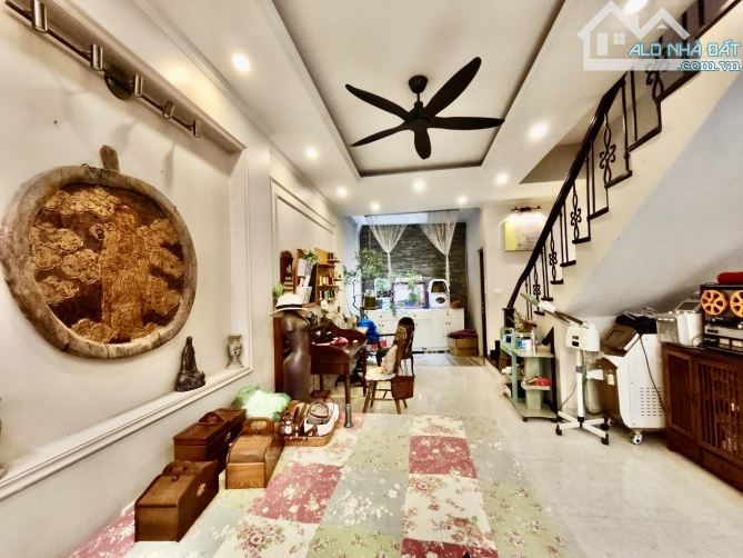 Bán Nhà Ngọc Thuỵ 62m2-hơn 11 tỷ-Mt 4.5m-5 tầng-DÂN XÂY-Ô TÔ THÔNG-KINH DOANH- SẦM UẤT