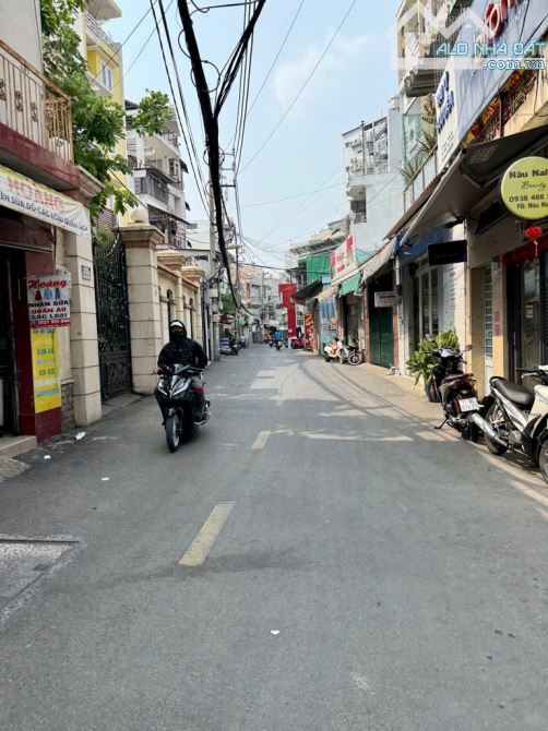 HẺM XE HƠI ĐỖ CỬA - NGUYỄN VĂN ĐẬU - DT (4M x 9M) 3 TẦNG BTCT - SỔ ĐẸP VUÔNG VỨC - 5 TY