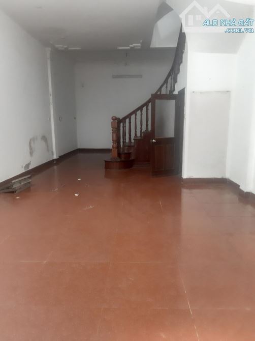 Cho thuê căn nhà ngõ 124 phố Hoàng Ngân, Diện tích 52M x 5 tầng, Mt 4m ngõ rộng để ô tô