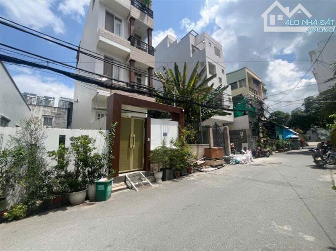 Biệt thự hẻm nhựa thông 7 m cạnh đường Phú Thuận Quận 7. 7*37, hơn 16 tỷ.