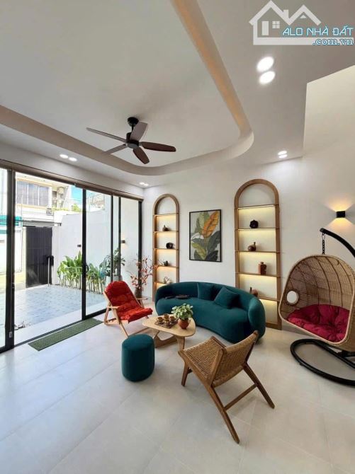 Bán nhà Thượng Thanh, Long Biên 35m2, 5 tầng, 6 tỷ, lô góc 2 thoáng, ô tô đỗ cửa