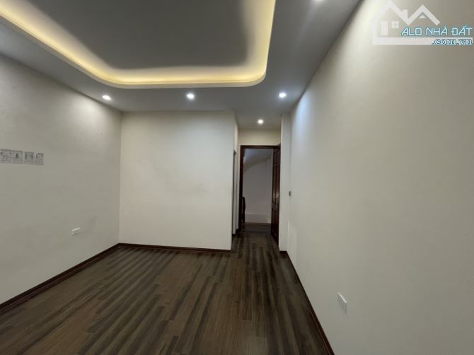 Bán gấp phố nhà Phố Trạm Ô Tô DT 30m2 4mt nhà 5 tâng giá 6 tỷ