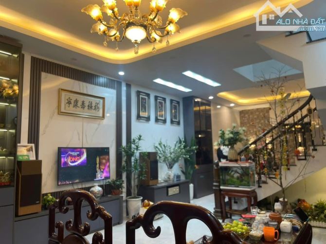 BÁN NHÀ ĐẸP PHỐ THƯỢNG THANH LONG BIÊN, 5 tầng ô tô đỗ cửa, full nội thất – chỉ hơn 10 tỷ