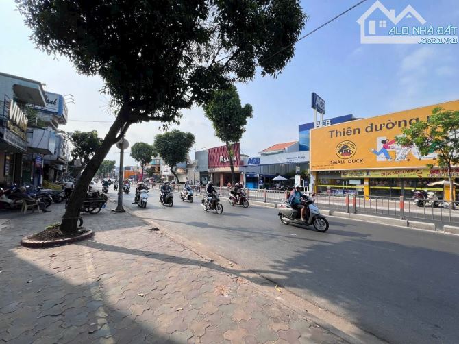Gia đình bán căn nhà mặt tiền 136-138 Quang Trung. DT: 20*60M. Giá bán: 139tr/m2