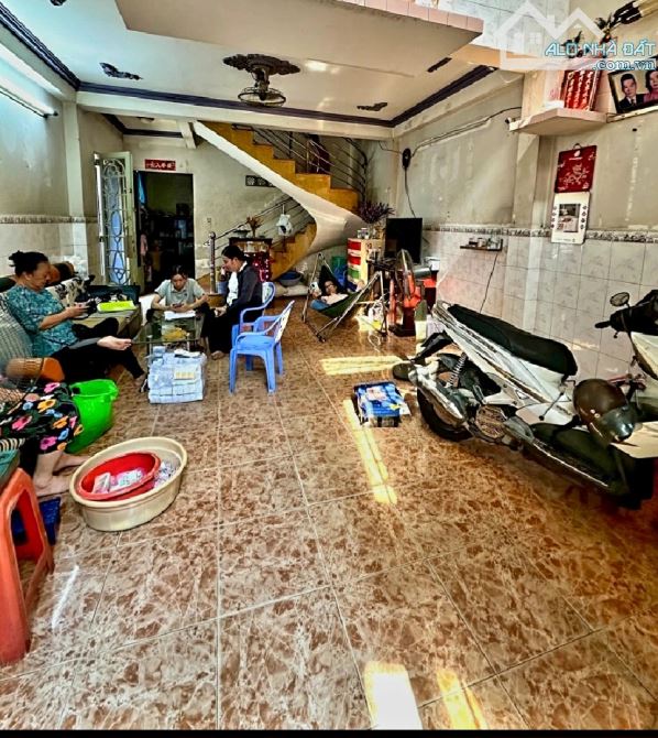 Bán nhà Lò Gốm gần cầu Hậu Giang, 4 tầng đúc 48m2 nở hậu, hẻm rộng sát MT 5pn chỉ 5,6 tỷ.