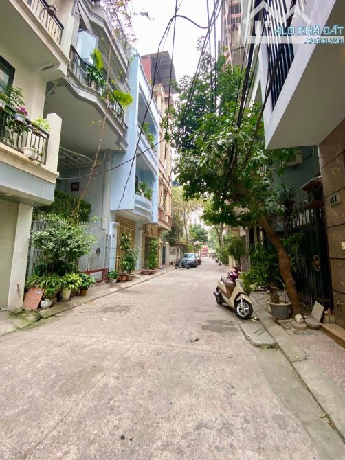 Bán nhà Nguyễn Chí Thanh, Đống Đa, ngõ rộng 5m, ô tô 7 chỗ vào nhà thoải mái. Giá 17,8 tỷ