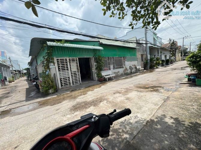 Cần Bán nhanh lô góc 2 mặt tiền + nhà cấp 4 mặt tiền đường nguyễn khuyến.