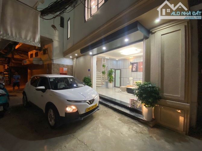 Siêu Phẩm Lò Đúc- Ô tô đỗ cửa- Nhà đẹp- Full nội thất- Vài bước ra phố- Mặt tiền khủng-38m