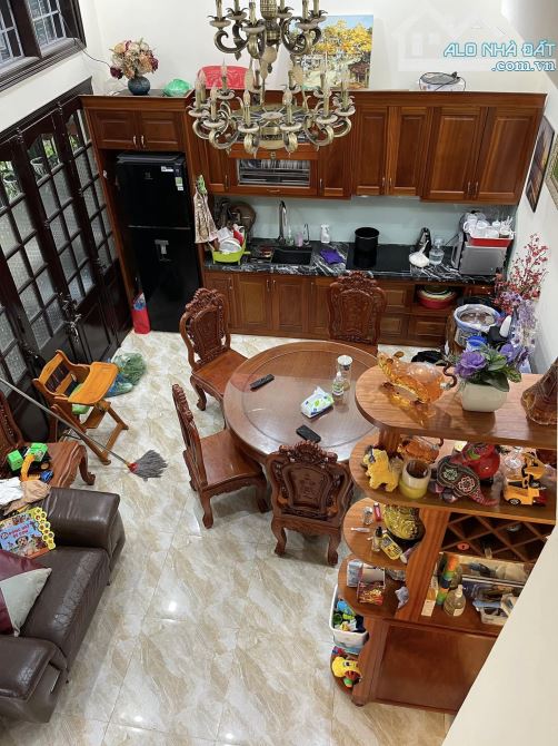 Nhà đẹp ở ngay Văn Cao Ba Đình. Sổ vuông 40m, 4 tầng MT8m Giá 13 tỷ Ô tô đỗ cửa
