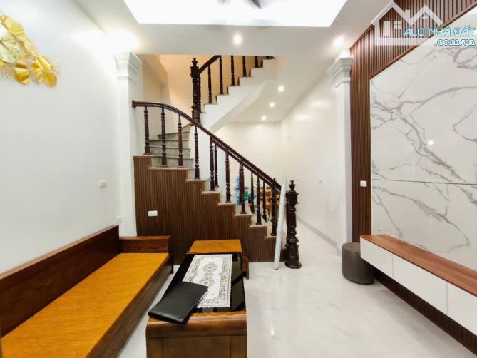 Lĩnh Nam- Nhỉnh 4 tỷ- Nhà đẹp dân xây- Ngõ rộng thoáng- Gần ô tô- 4 tầng- 3 ngủ đầy đủ