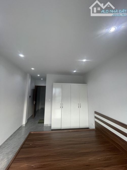 CHỈ VỚI GẦN 6 TỶ CÓ NHÀ Ô TÔ ĐỖ CỬA PHỐ ĐẠI CÁT - DT 31M2 - 5 TẦNG - MT 3M - 1