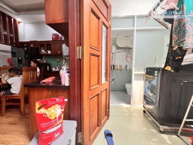 Gấp bán nhà 3 tầng, gần MT Đặng Văn Bi, Thủ Đức, giá 7 tỷ, dt 70m2. - 1