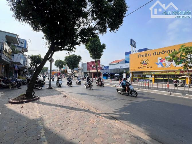 Gia đình bán căn nhà mặt tiền 136-138 Quang Trung. DT: 20*60M. Giá bán: 139tr/m2 - 1