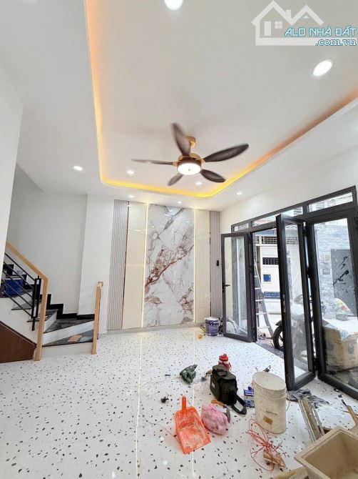 NHÀ 2 TẦNG - 37M2 - HẺM TRƯỚC NHÀ 5M - CÓ SÂN THƯỢNG VÀ BAN CÔNG KHU PHAN XÍCH LONG - 1
